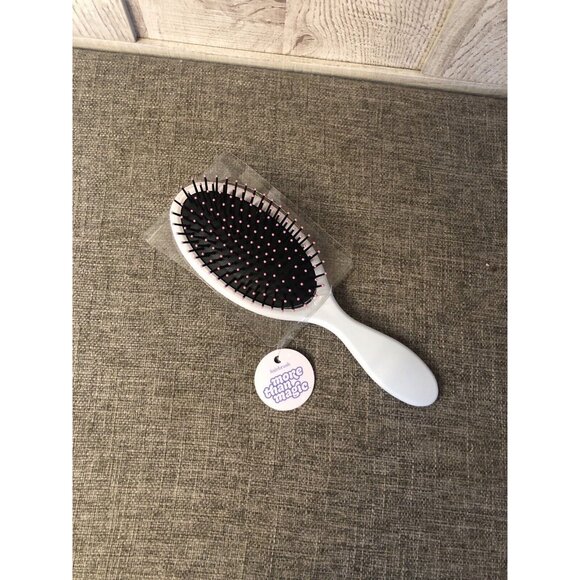 More Than Magic White Oval Hairbrush with Initial "P" & Travel Bag - Picture 3 of 5